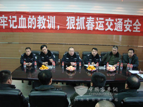 交警大队深入到呼运集团公司组织召开了安全工作会议