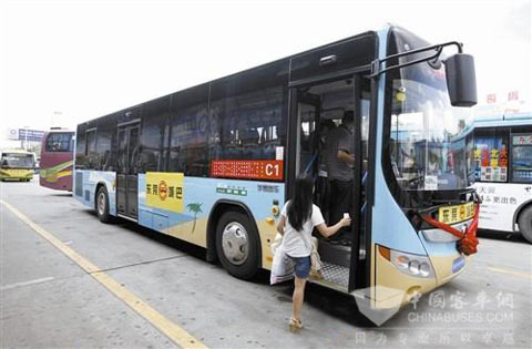 在东莞城巴C1路试运行的宇通油电混合动力客车