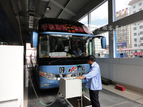 工作人员正在检测营运客车