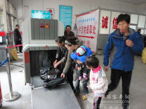 旅客自觉接受“三品”检查
