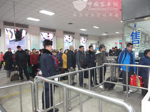 客运站的旅客有序排队检票上车