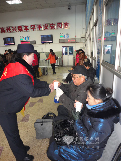 乘务员为旅客免费送开水