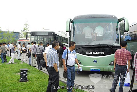 上海申龙平安中国行活动评车现场