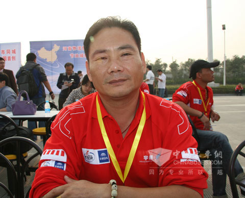 来自湖南衡阳湘运公司驾驶员的石自元接受乐竞官方网站采访