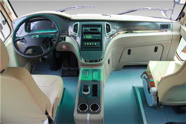 南京金龙NJL6806BEV6客车（纯电动24-31座）