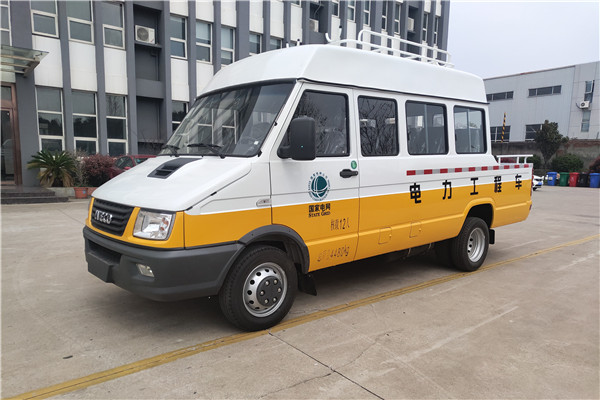 南京依维柯NJ5046XGCZA斗式工程车（柴油国六10-13座）