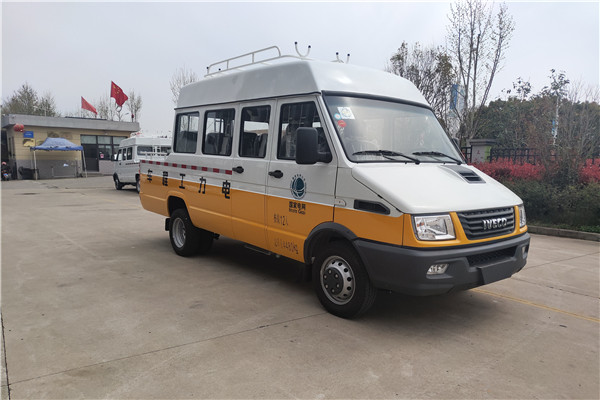 南京依维柯NJ5046XGCZA-1斗式工程车（柴油国六10-13座）
