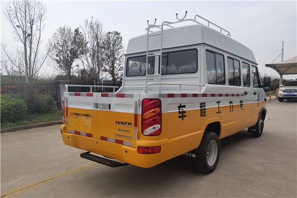 南京依维柯NJ5046XGCZA-1斗式工程车（柴油国六10-13座）