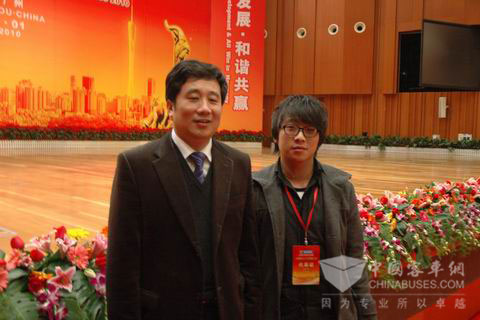 玉柴机器集团有限公司董事局主席、玉柴机器股份有限公司董事长晏平与乐竞官方网站记者合影