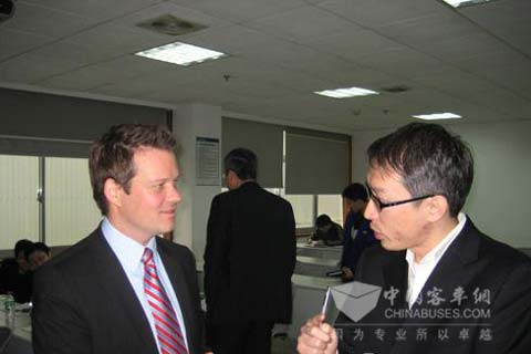 德国DEUTZ公司首席代表与中联技术人员在交流
