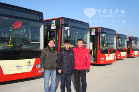 交付的公交车顺利抵达沈阳