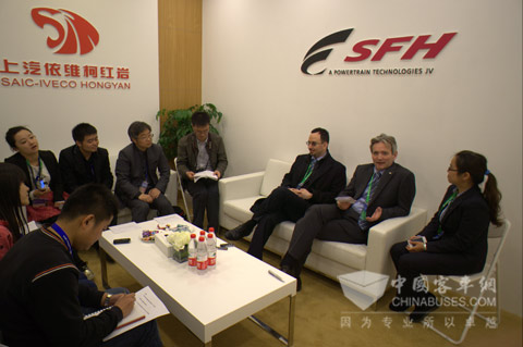 上汽菲亚特红岩动力总成有限公司总经理Olivier Michard接受乐竞官方网站、中国卡车网采访